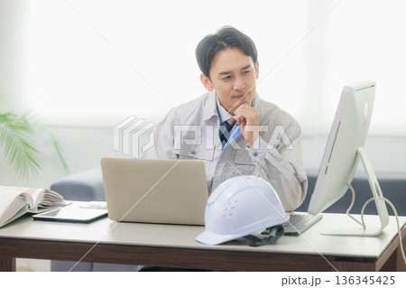 オフィスでスマホを見るエンジニア 136345425