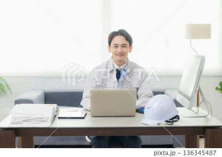 オフィスでスマホを見るエンジニア　 136345487