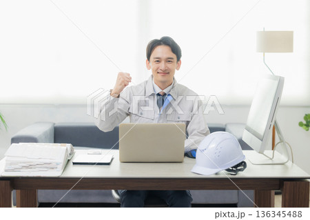 オフィスでスマホを見るエンジニア　 136345488