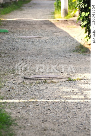 地道の路地裏のマンホール 地道の路地裏のマンホール 136345554