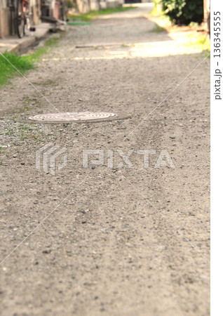 地道の路地裏のマンホール 136345555