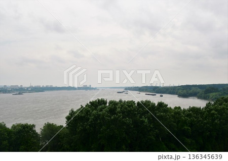 ルーマニア、ジュルジュ、ドナウ橋、ドナウ川、ブルガリアとルーマニアの国境 ルーマニア、ジュルジュ、ドナウ橋、ドナウ川、ブルガリアとルーマニアの国境 136345639