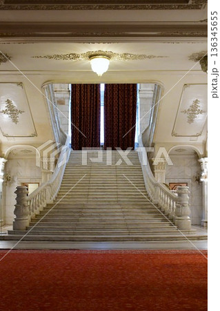 ルーマニア、ブカレスト、国民の館、中央ホールの階段 136345655