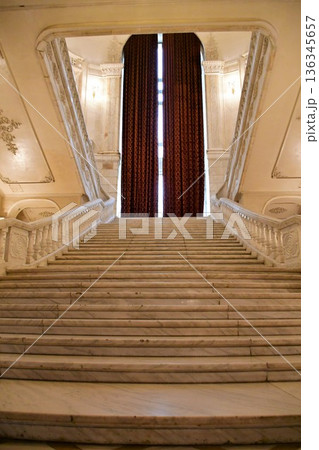 ルーマニア、ブカレスト、国民の館、中央ホールの階段 136345657