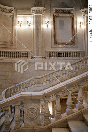ルーマニア、ブカレスト、国民の館、中央ホールの階段 ルーマニア、ブカレスト、国民の館、中央ホールの階段 136345669