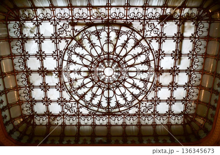 ルーマニア、ブカレスト、国民の館、中央ホールの天井 136345673