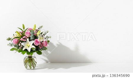 花瓶に飾った百合と薔薇 白背景 136345690
