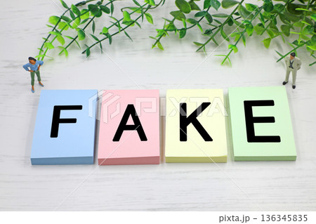 FAKE　フェイクと書かれた文字素材 136345835