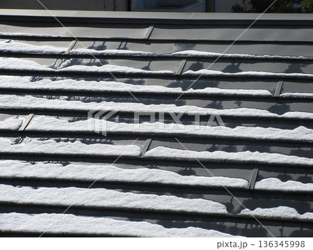 トタン屋根から溶け出す雪 トタン屋根から溶け出す雪 136345998