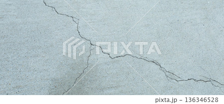コンクリートの床にできたひび割れの模様 コンクリートの床にできたひび割れの模様 136346528