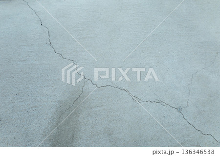 コンクリートの床にできたひび割れの模様 コンクリートの床にできたひび割れの模様 136346538