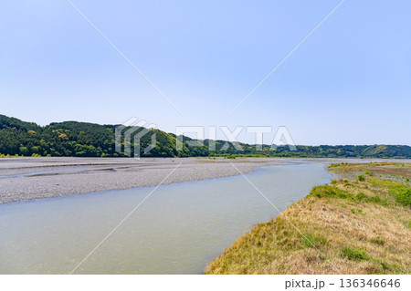 静岡県島田市　蓬莱橋から見た大井川の風景 136346646