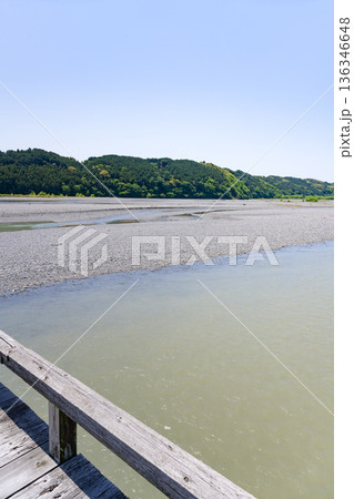 静岡県島田市 蓬莱橋から見た大井川の風景 静岡県島田市 蓬莱橋から見た大井川の風景 136346648