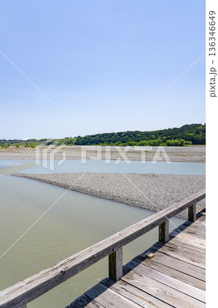 静岡県島田市 蓬莱橋から見た大井川の風景 静岡県島田市 蓬莱橋から見た大井川の風景 136346649