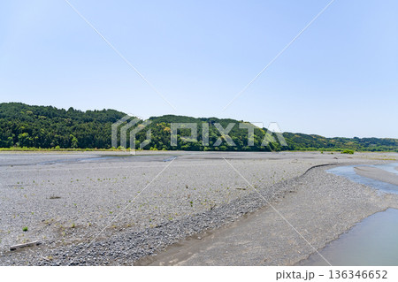 静岡県島田市 蓬莱橋から見た大井川の風景 静岡県島田市 蓬莱橋から見た大井川の風景 136346652