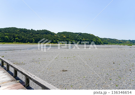 静岡県島田市　蓬莱橋から見た大井川の風景 136346654