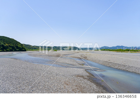 静岡県島田市　蓬莱橋から見た大井川の風景 136346658