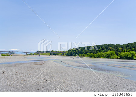 静岡県島田市　蓬莱橋から見た大井川の風景 136346659
