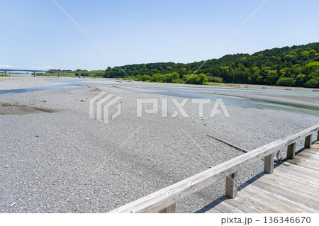 静岡県島田市　蓬莱橋から見た大井川の風景 136346670