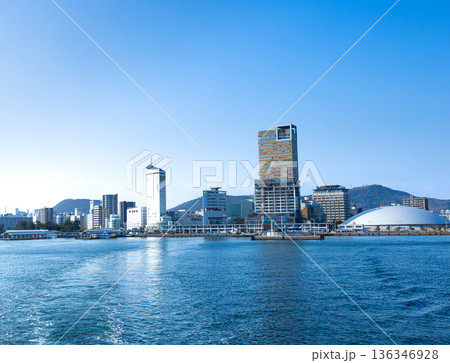 男木島行きのフェリーから見た高松港の高層ビルが立つ都会的風景 136346928