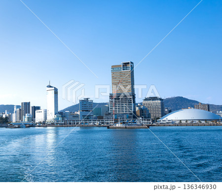 男木島行きのフェリーから見た高松港の高層ビルが立つ都会的風景 男木島行きのフェリーから見た高松港の高層ビルが立つ都会的風景 136346930