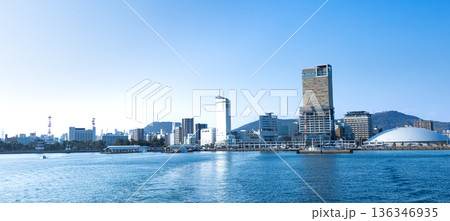 男木島行きのフェリーから見た高松港の高層ビルが立つ都会的風景 136346935