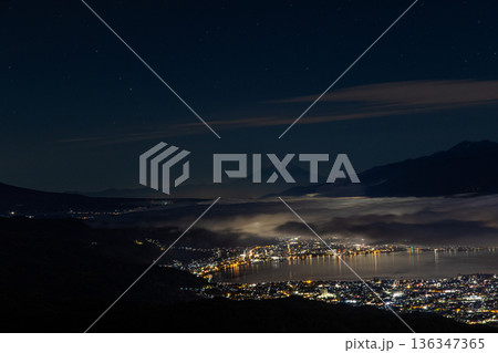 【長野県_塩尻市_高ポッチ高原】諏訪盆地の雲海と富士山 136347365