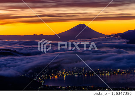 【長野県_塩尻市_高ポッチ高原】諏訪盆地の雲海と富士山 136347386