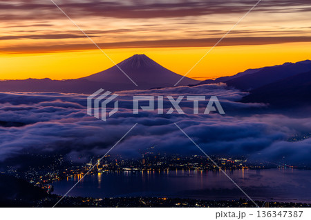 【長野県_塩尻市_高ポッチ高原】諏訪盆地の雲海と富士山 136347387