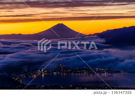 【長野県_塩尻市_高ポッチ高原】諏訪盆地の雲海と富士山 136347388