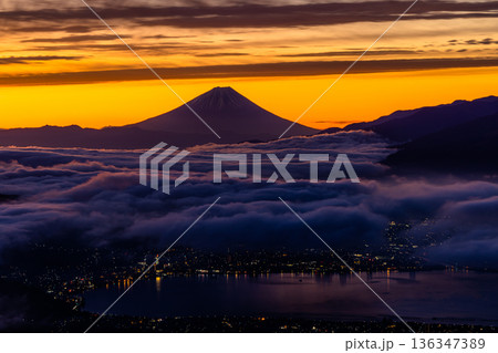 【長野県_塩尻市_高ポッチ高原】諏訪盆地の雲海と富士山 136347389