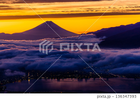 【長野県_塩尻市_高ポッチ高原】諏訪盆地の雲海と富士山 136347393