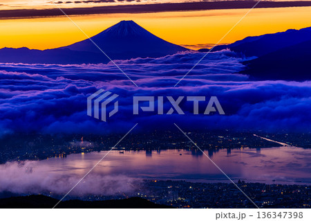 【長野県_塩尻市_高ポッチ高原】諏訪盆地の雲海と富士山 【長野県_塩尻市_高ポッチ高原】諏訪盆地の雲海と富士山 136347398