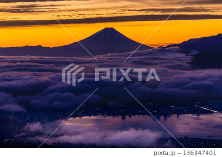 【長野県_塩尻市_高ポッチ高原】諏訪盆地の雲海と富士山 【長野県_塩尻市_高ポッチ高原】諏訪盆地の雲海と富士山 136347401