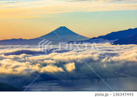 【長野県_塩尻市_高ポッチ高原】諏訪盆地の雲海と富士山 【長野県_塩尻市_高ポッチ高原】諏訪盆地の雲海と富士山 136347445