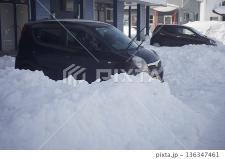 雪の積もった車 136347461