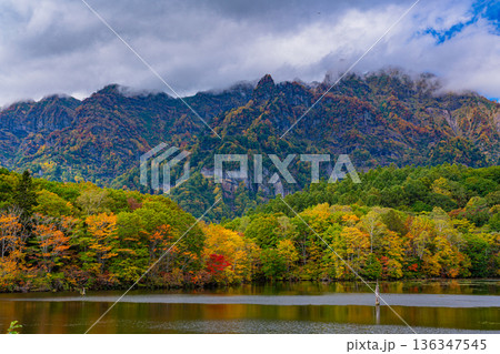 （長野県）湖面に映る秋　戸隠高原・鏡池 136347545