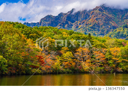 （長野県）湖面に映る秋　戸隠高原・鏡池 136347550