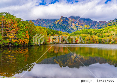 （長野県）湖面に映る秋　戸隠高原・鏡池 136347555