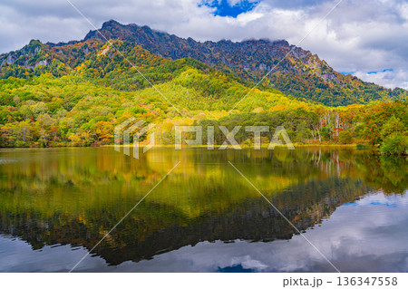 （長野県）湖面に映る秋　戸隠高原・鏡池 136347558