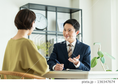 ミドル女性に営業するビジネスマン 136347674