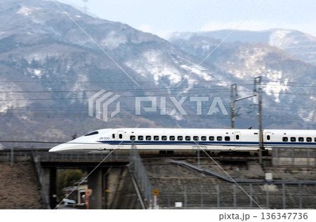 雪の中を走る新幹線700系電車(JR西日本仕様) 136347736