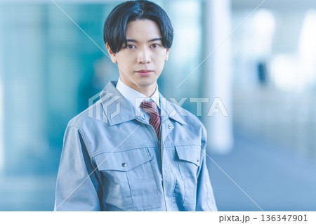 作業服の男性真顔 136347901
