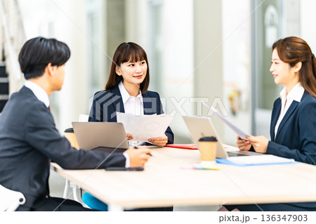 会議で書類を確認する人々 136347903