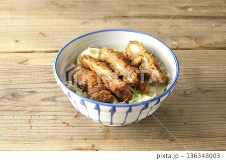 マヨネーズとからあげ丼 136348003