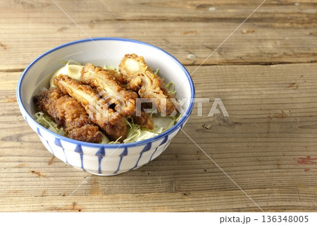 マヨネーズとからあげ丼 136348005