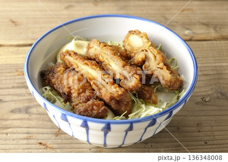 マヨネーズとからあげ丼 マヨネーズとからあげ丼 136348008