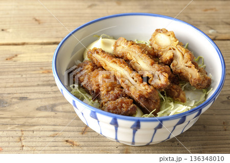 マヨネーズとからあげ丼 マヨネーズとからあげ丼 136348010