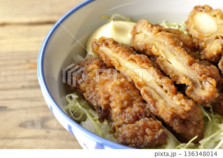 マヨネーズとからあげ丼 マヨネーズとからあげ丼 136348014