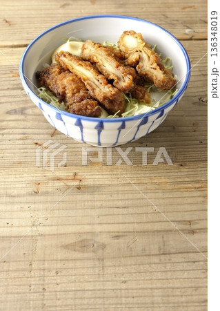 マヨネーズとからあげ丼 136348019